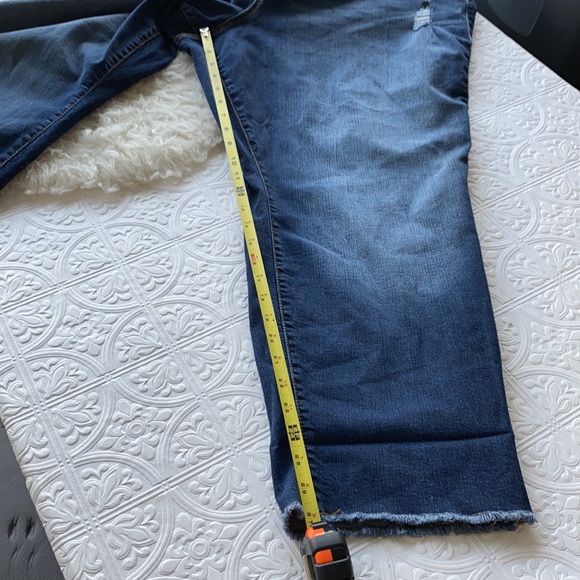 Torrid women’s cropped denim jeans. Torrid 24 jean - Picture 6 of 8